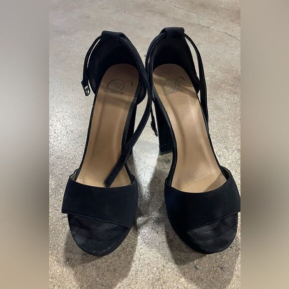 Size 7.5  - Picture 2 of 4